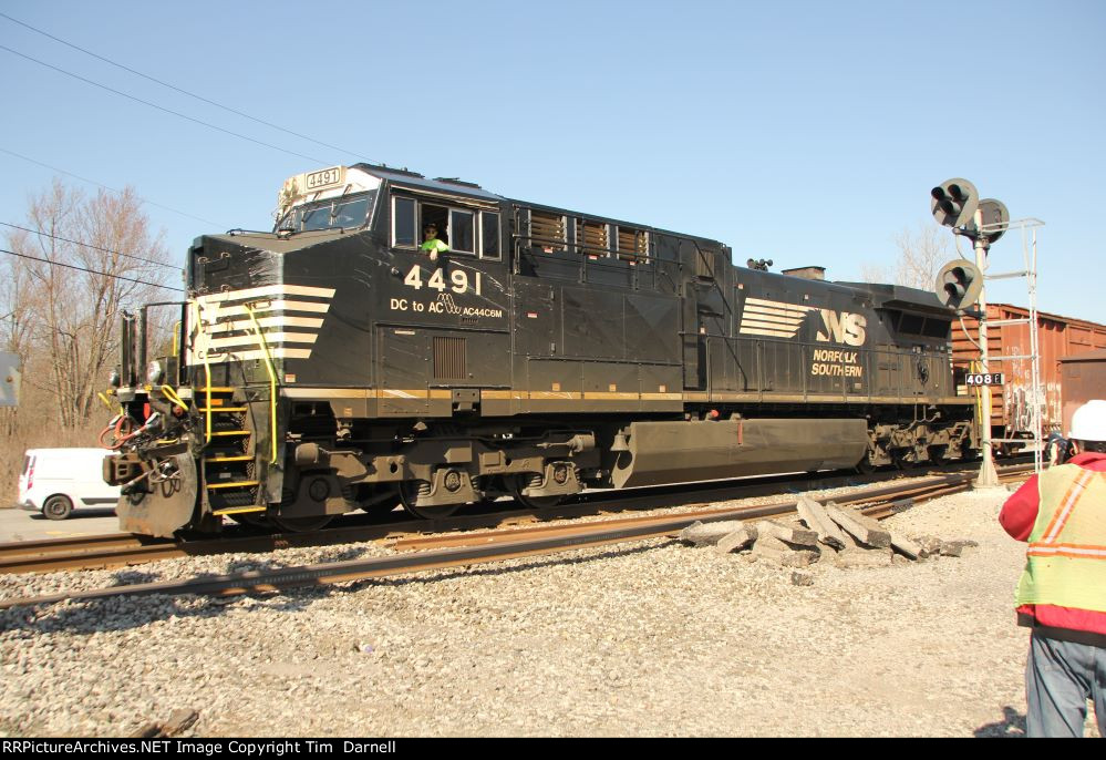 NS 4491 on rail train 913